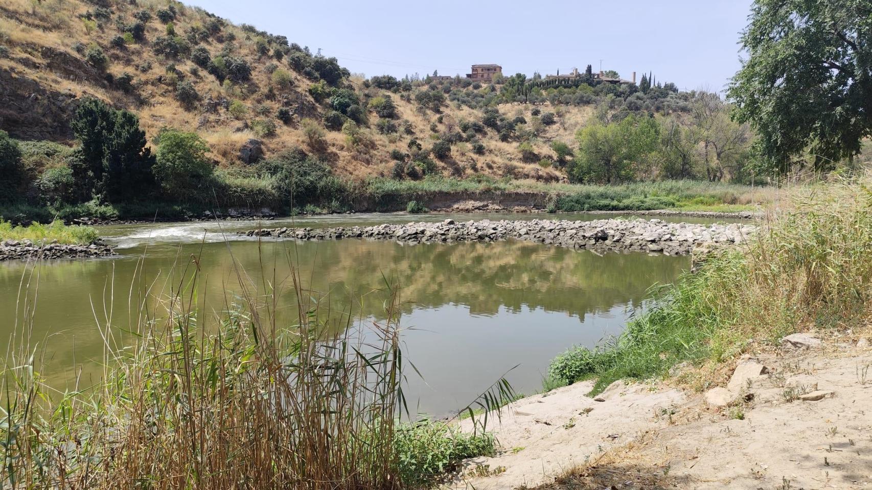 Río Tajo en Toledo tras una bajada de caudal.