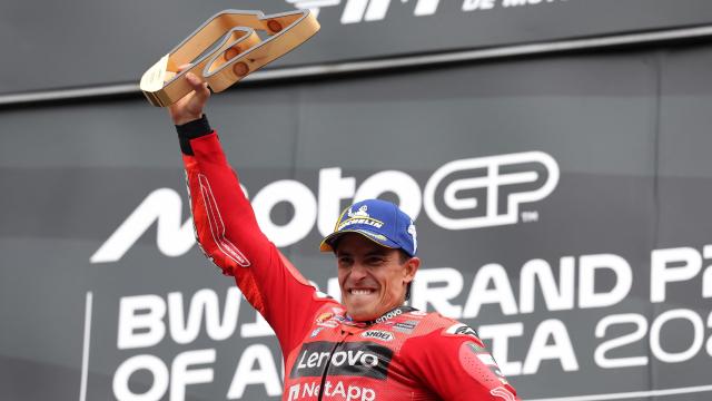 Marc Márquez celebra su victoria en el Gran Premio de Austria, en el Red Bull Ring de Spielberg.