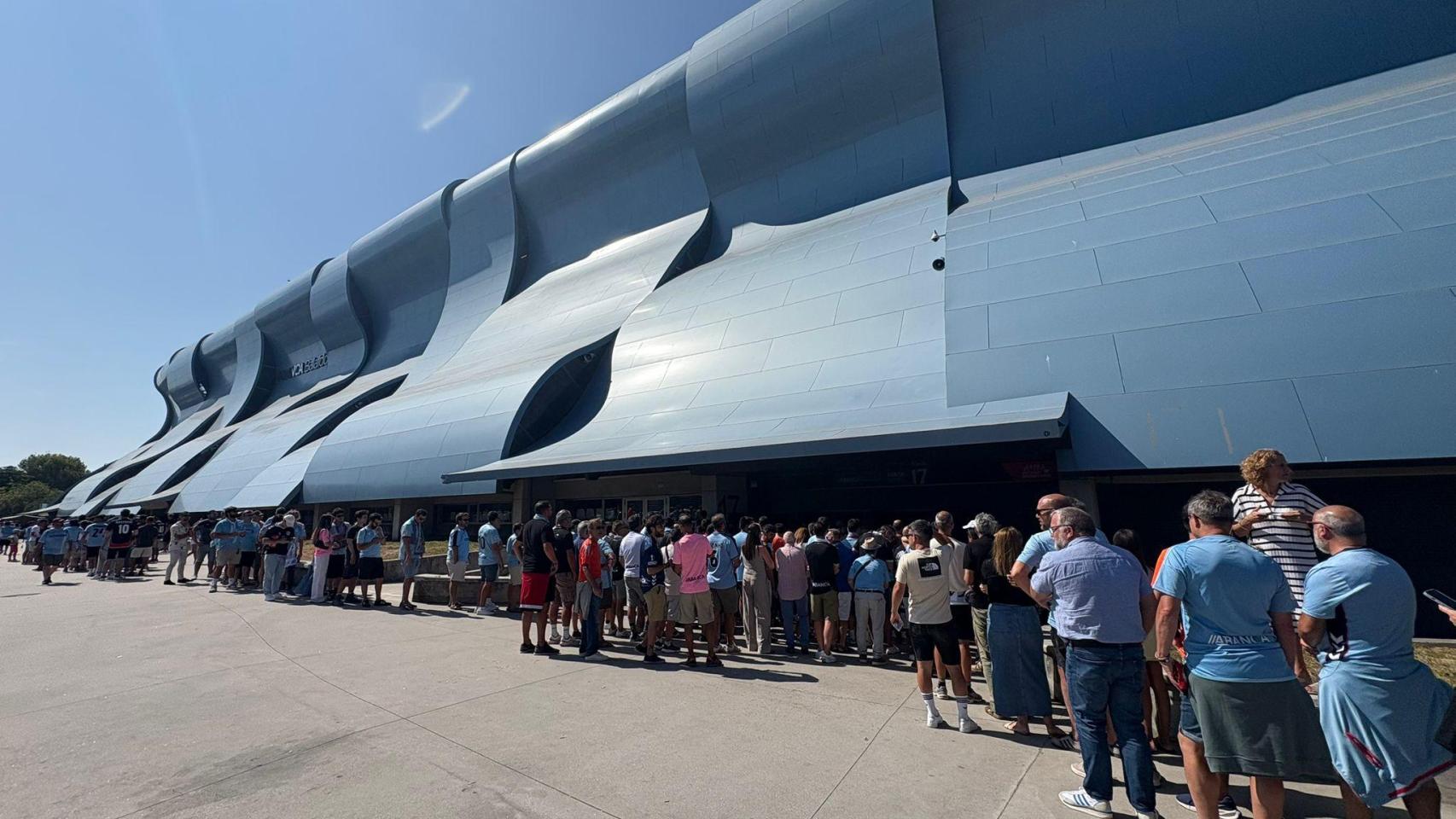 Colas en Balaídos por la incidencia con el abono digital.