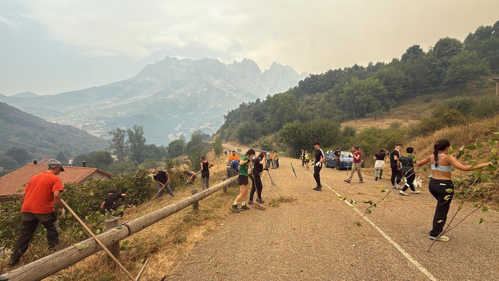 Los vecinos de Posada de Valdeón intentando frenar las llamas