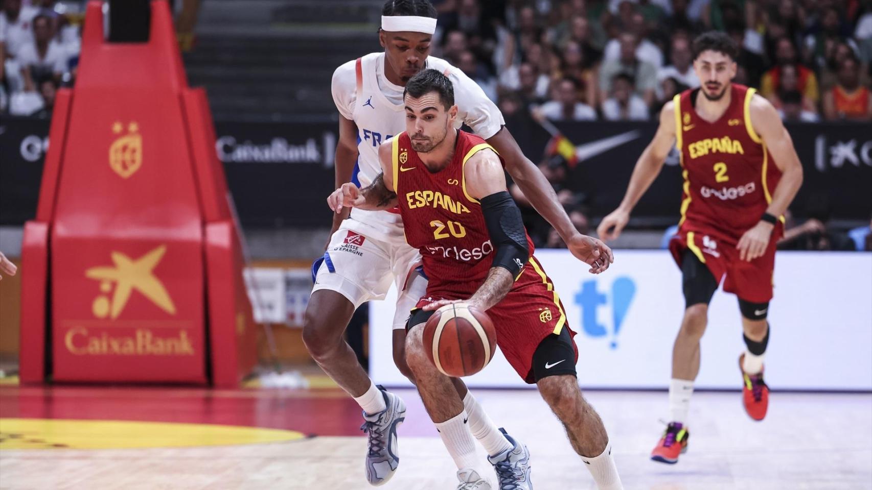 Alberto Abalde conduce el balón en el último partido amistoso ante Francia.