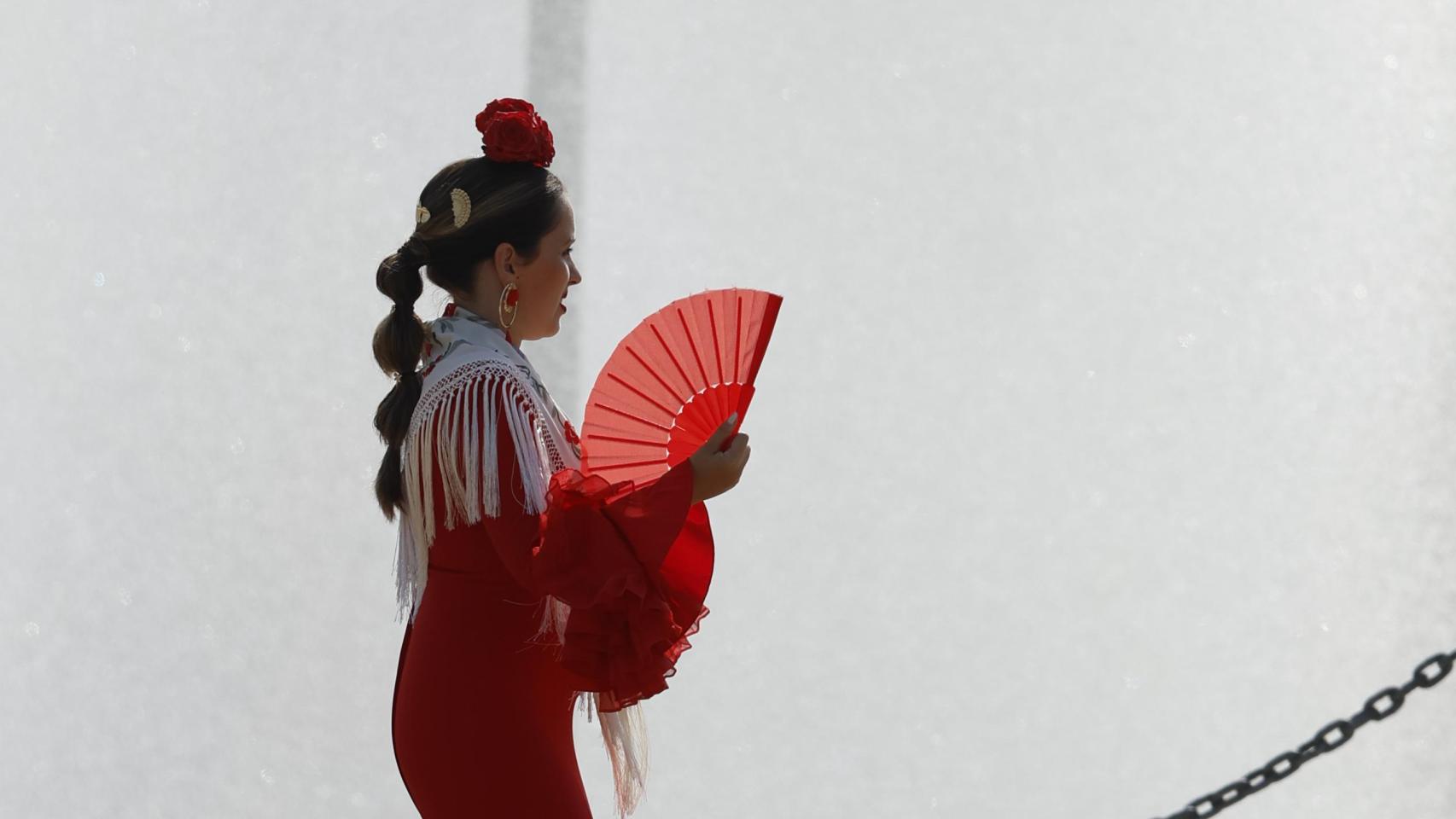 Una mujer vestida de flamenco en la Feria de Málaga.
