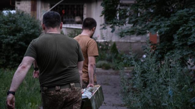 Soldados del Cuerpo Azov trabajan dentro de Myrnogrado, una ciudad de primera línea que ahora está parcialmente rodeada.