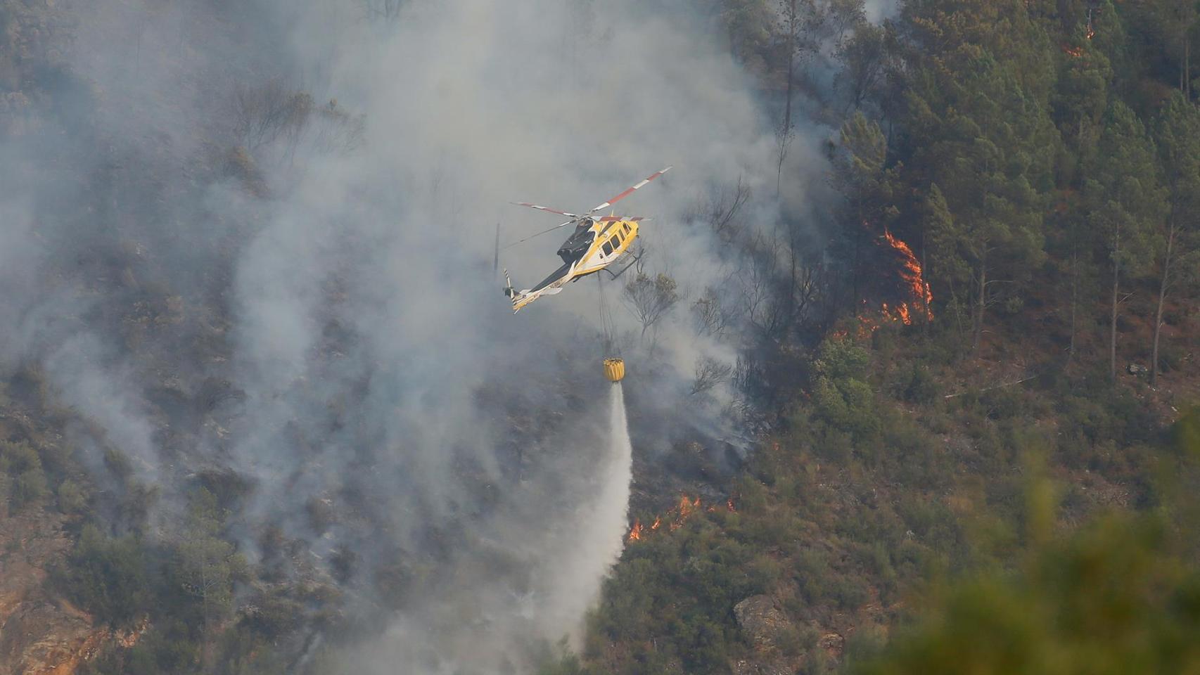 Helicóptero bombardero trabaja para extinguir el fuego, a 17 de agosto de 2025, en Quiroga, Lugo, Galicia (España).