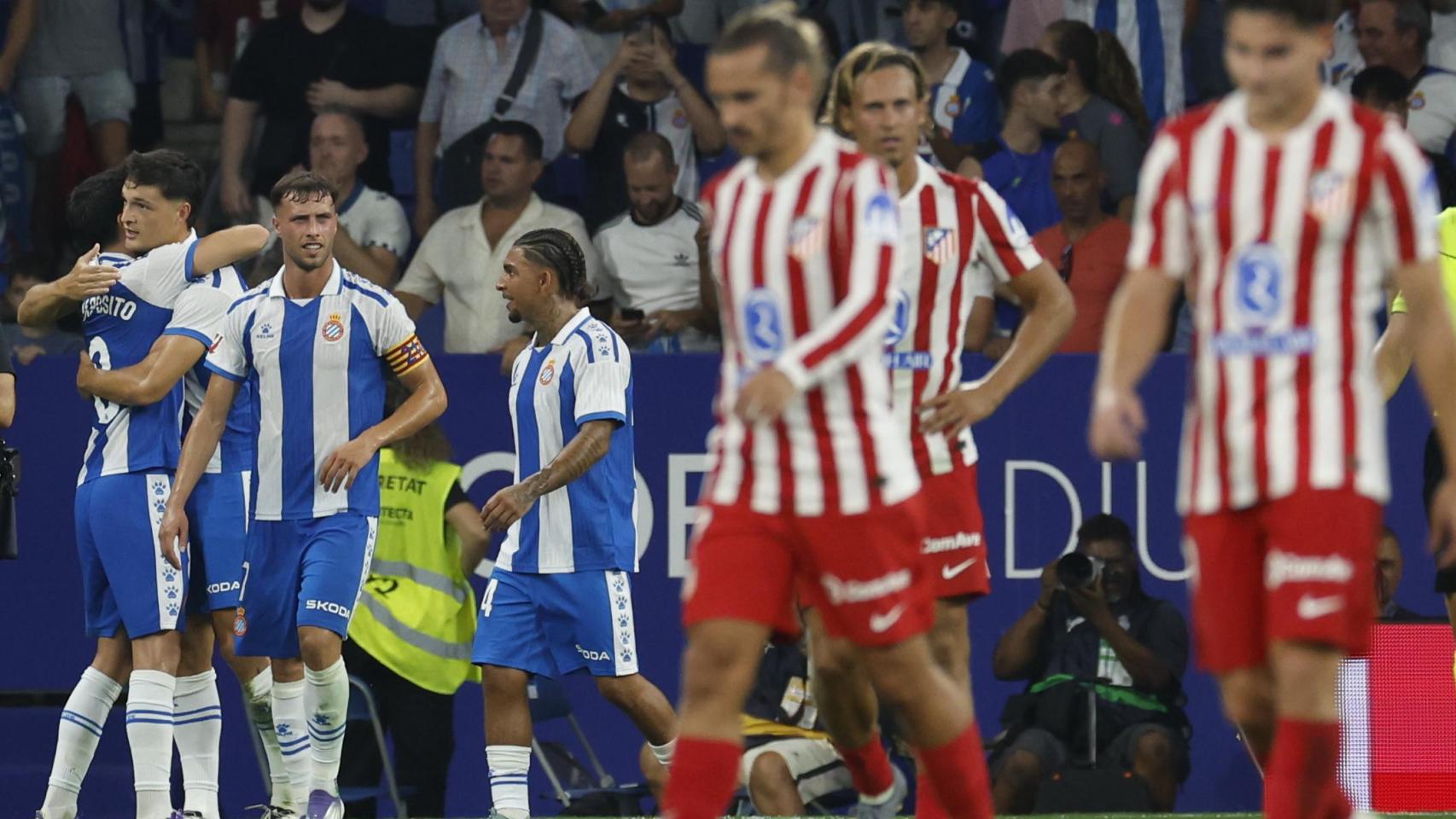 Los jugadores del Espanyol celebran el gol de Miguel Ángel Rubio ante el Atlético de Madrid.