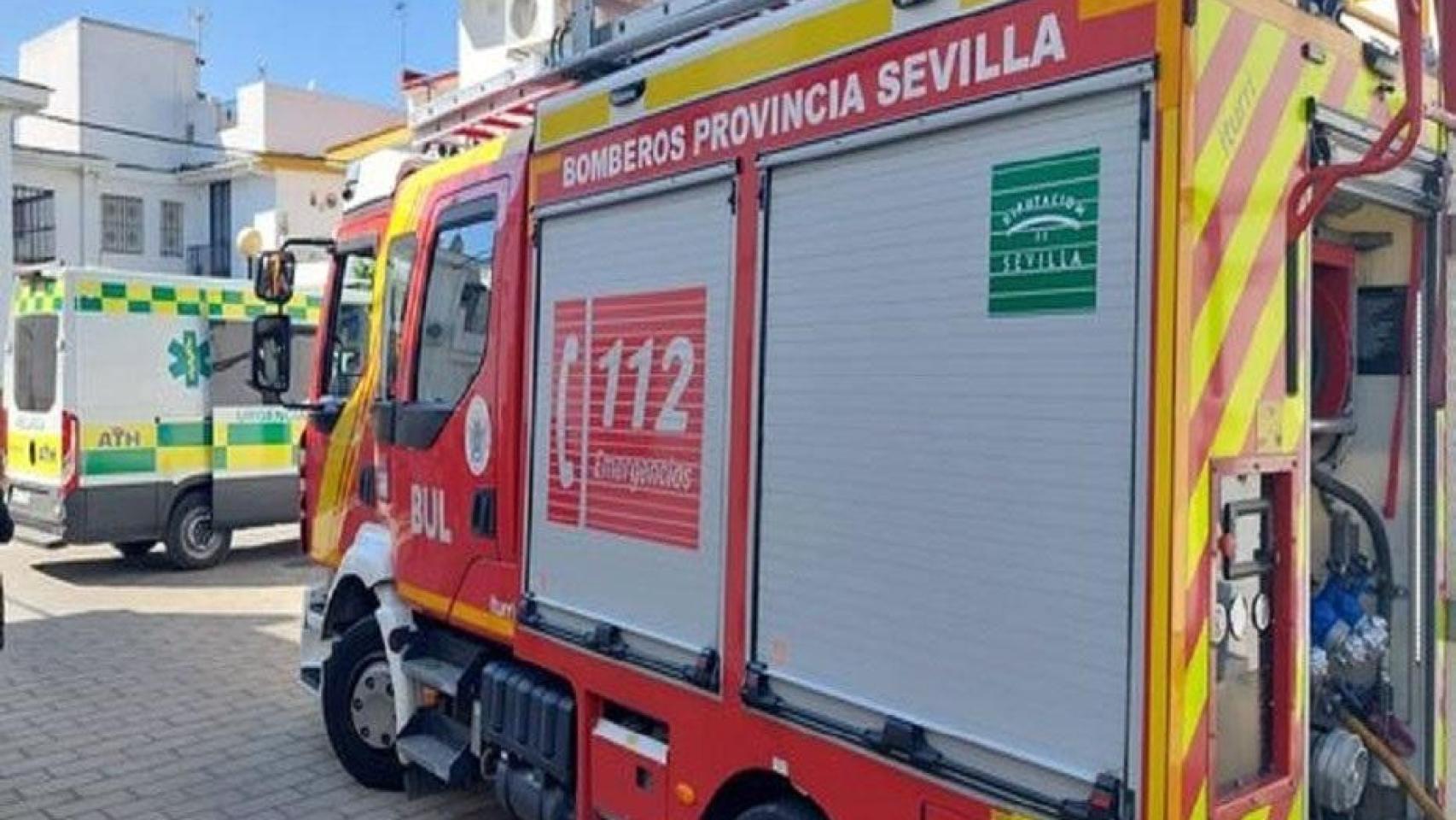 El siniestro en Alcalá del Río ha requerido la movilización de los Bomberos de la Diputación de Sevilla.