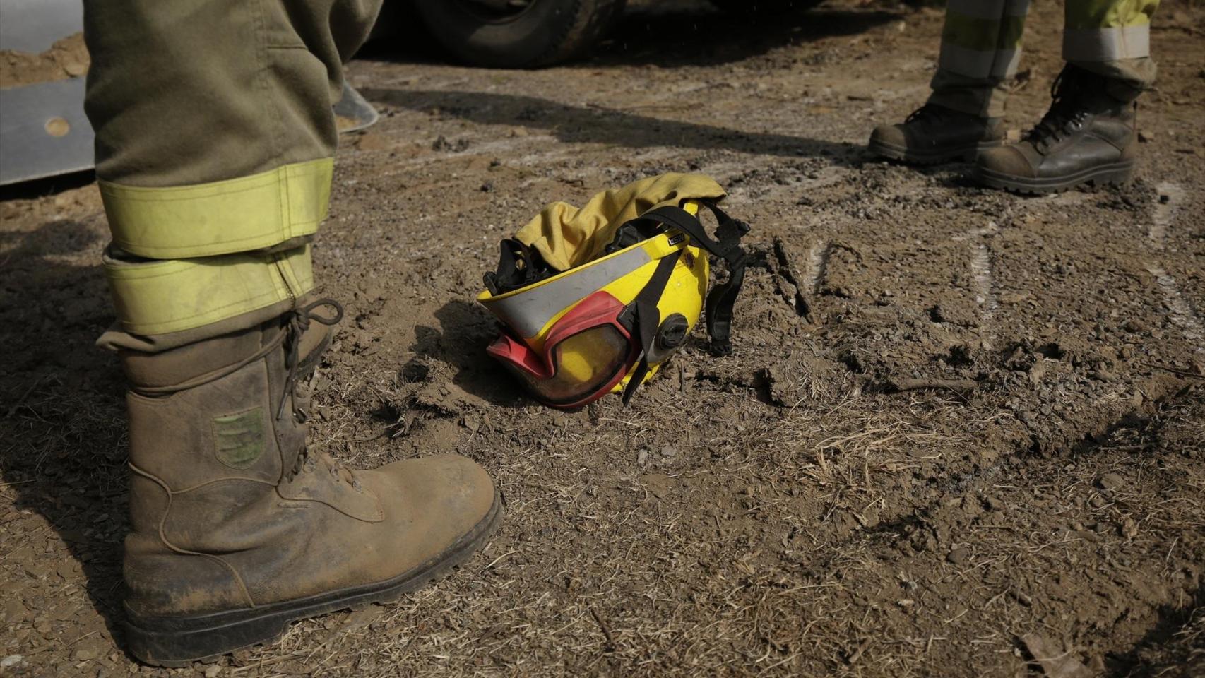 Bomberos forestales trabajan en la extinción del incendio forestal en Molinaferrera, León.