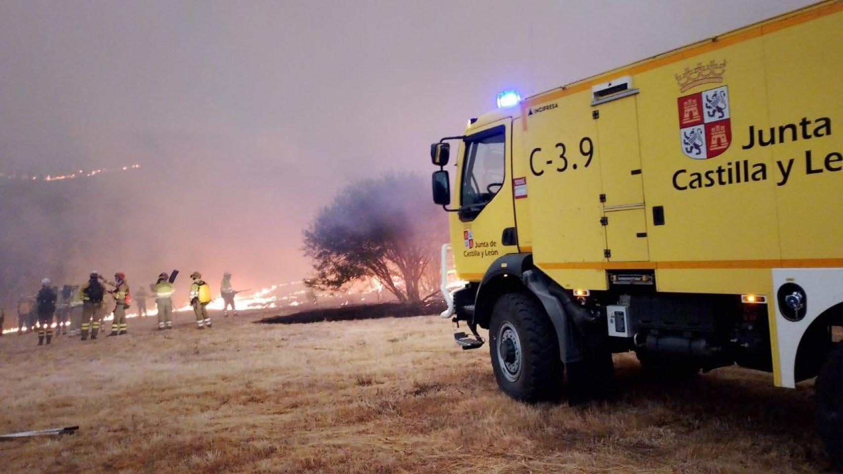 Miembros del servicio de Medio Ambiente de la Junta ejecutan cortafuegos