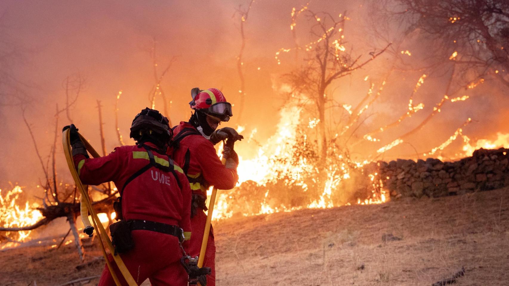Efectivos de la UME en un incendio
