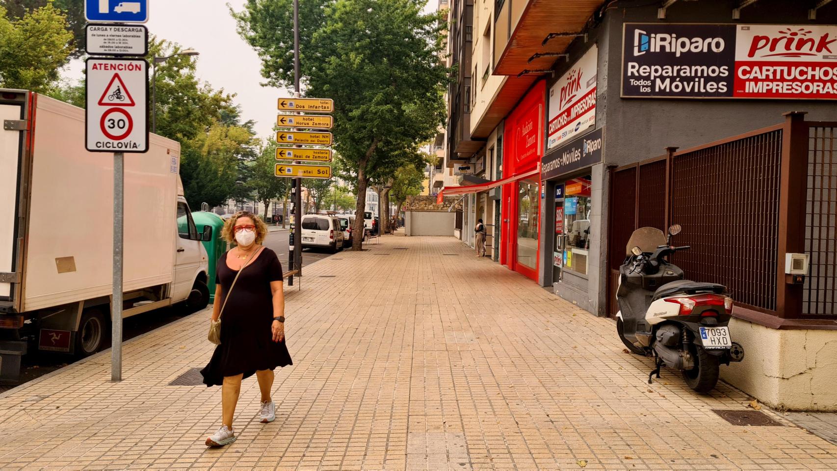 Mujer con una mascarilla por la avenida Príncipe de Asturias en Zamora