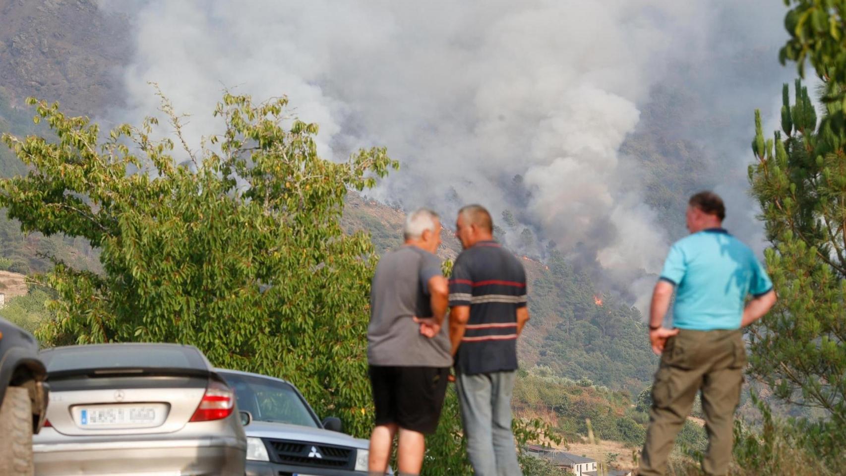 Varias personas observan el fuego, a 17 de agosto de 2025, en Quiroga.