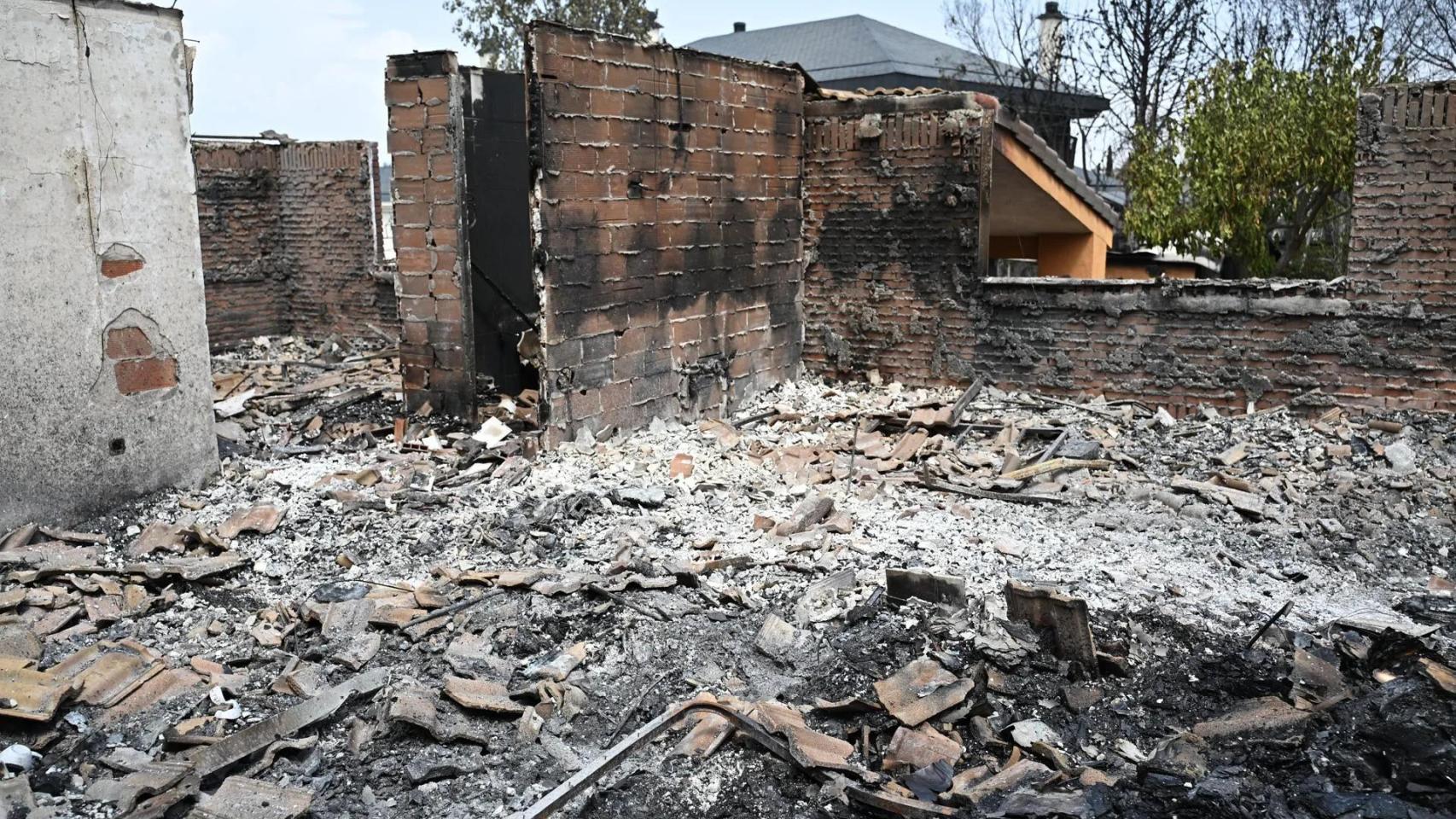 Zona calcinada por el incendio que desde el lunes afecta a la localidad de Tres Cantos, Madrid.