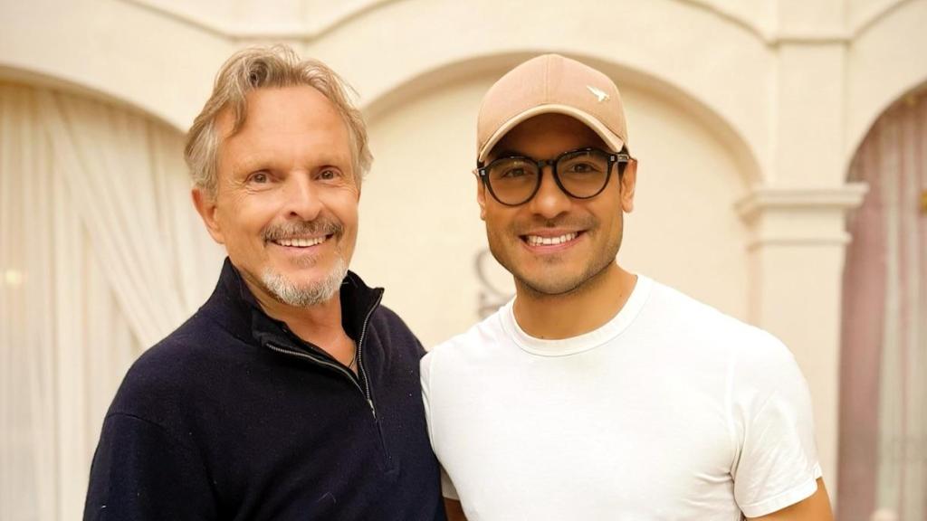Miguel Bosé y Carlos Rivera, en una fotografía compartida en las redes sociales del artista español.