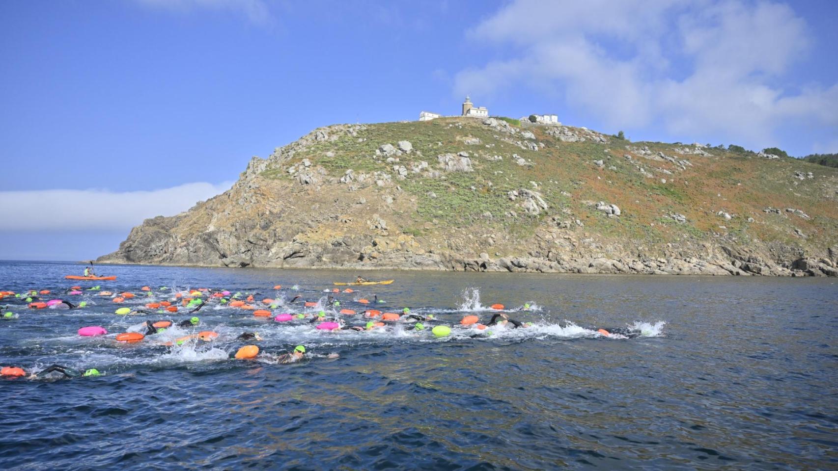 Travesía Costa reúne en Fisterra (A Coruña) a 170 nadadores
