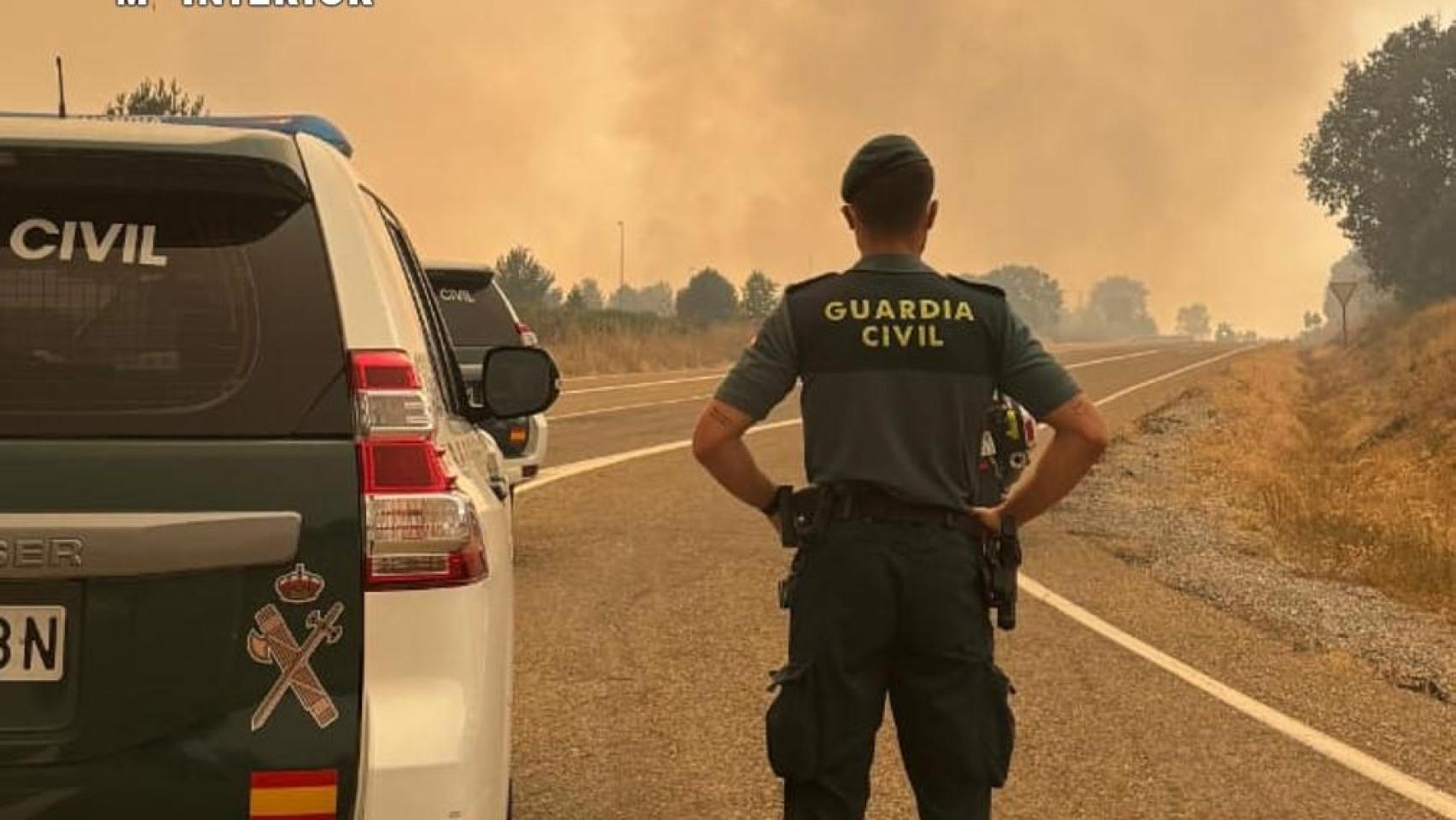 La Guardia Civil auxilia a un vecino indispuesto durante el confinamiento por los incendios