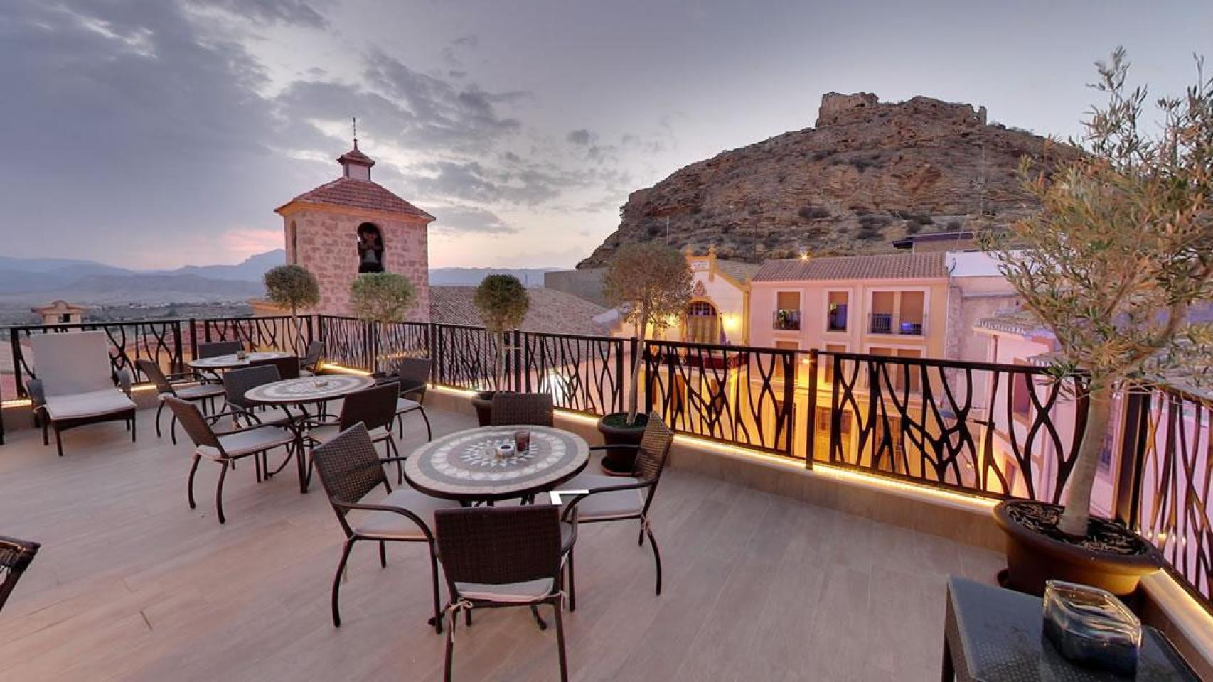 La terraza de un establecimiento con vistas a Busot.