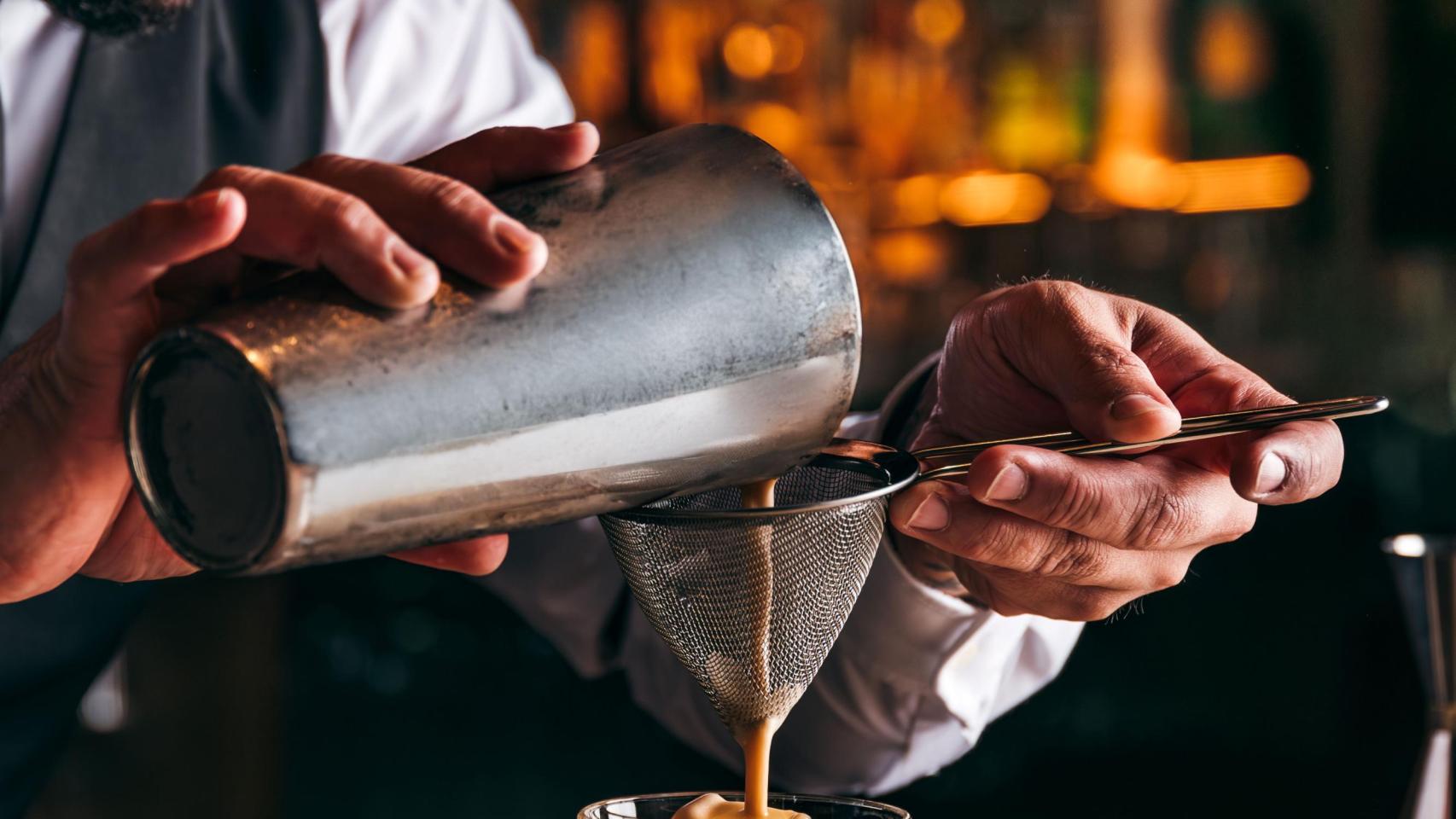 Imagen de recurso de la elaboración de un cóctel.