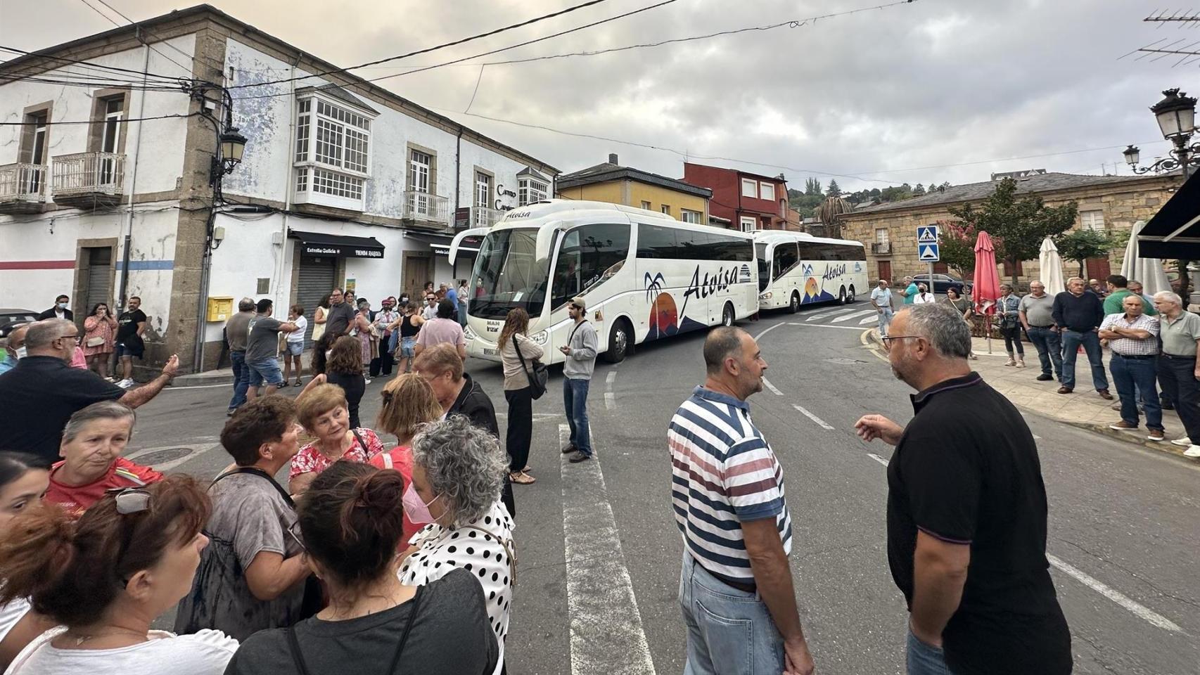 Más de 150 vecinos de Petín se concentran en los jugados en apoyo de un detenido en el marco de la ola de incendios.