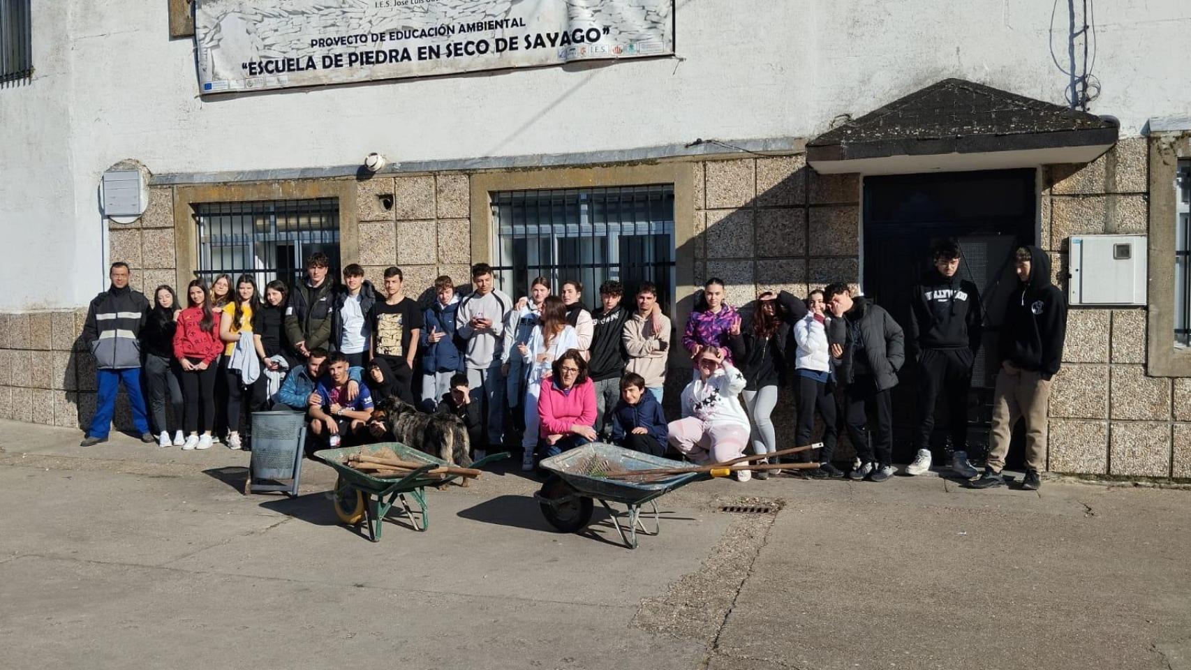 Alumnos a las puertas del IES José Luis Gutiérrez Mazeres