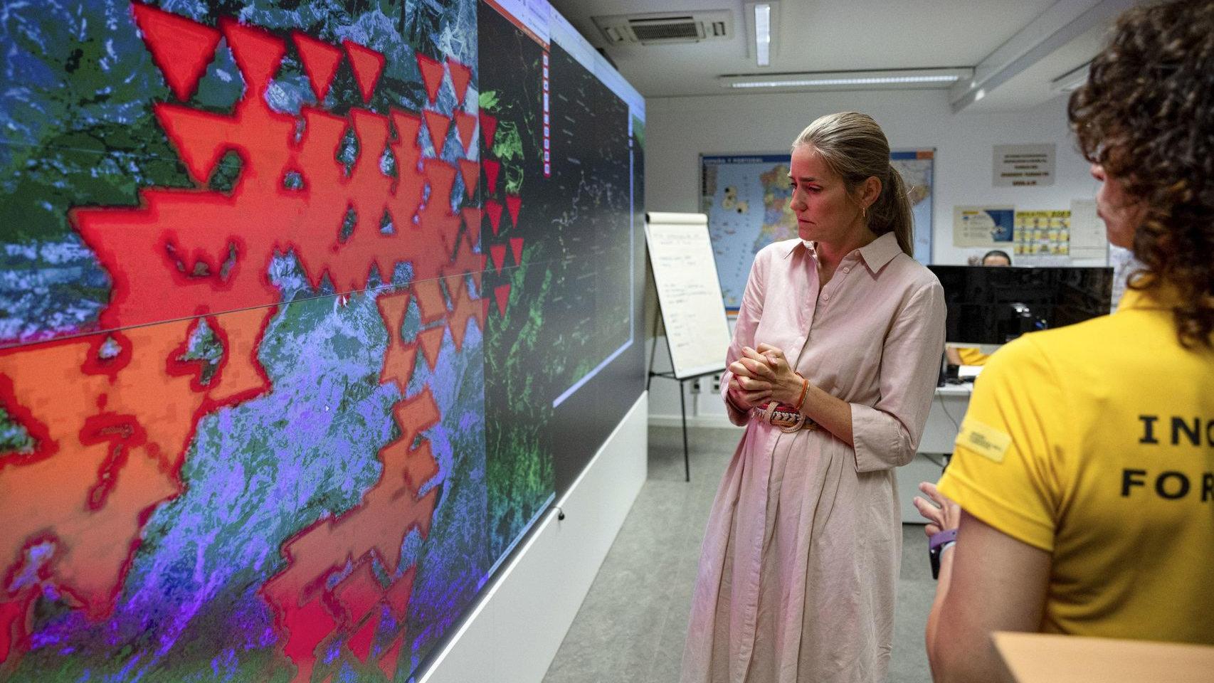 La ministra para la Transición Ecológica y el Reto Demográfico, Sara Aagesen en el Centro de Coordinación de la Información Nacional sobre Incendios Forestales (CCINIF),