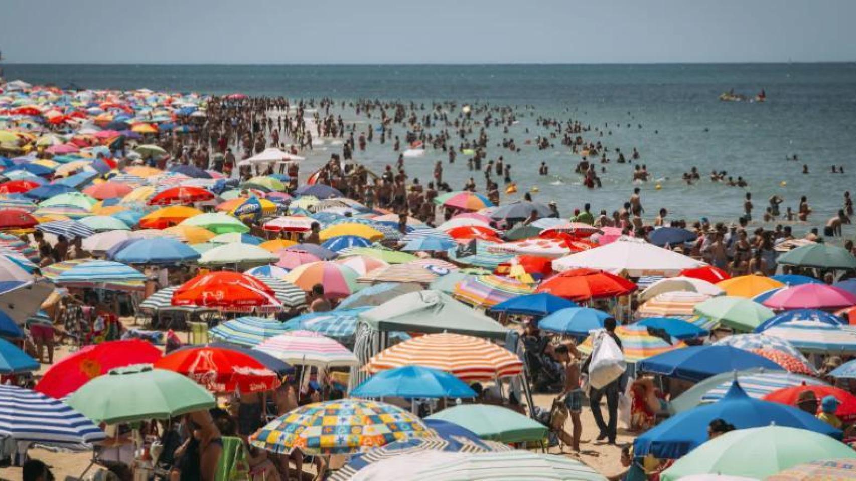 Una de las playas de Chipiona en verano.
