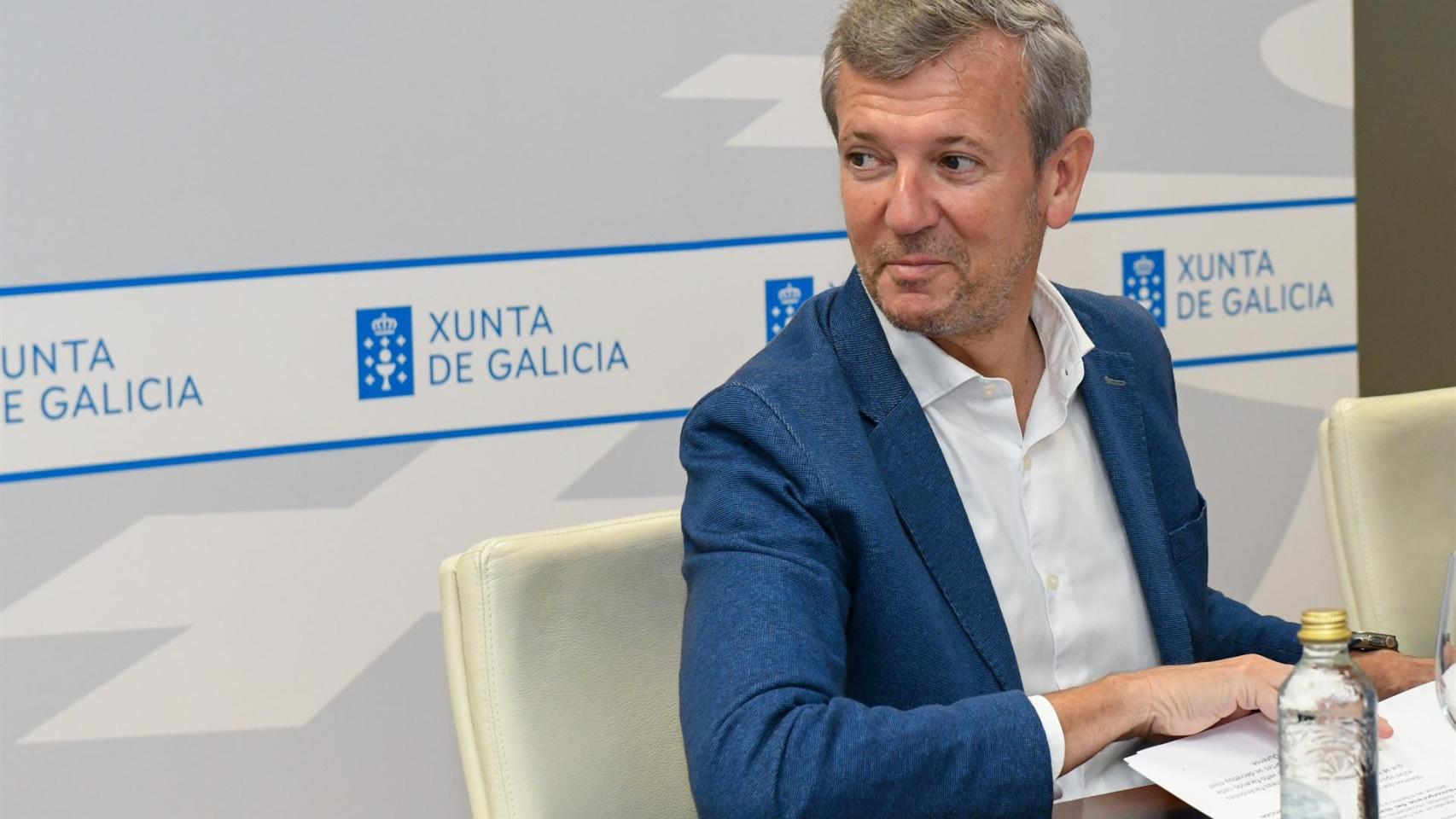 El presidente de la Xunta, Alfonso Rueda, preside la primera reunión para habilitar ayudas destinadas a los afectados por los incendios en Galicia.