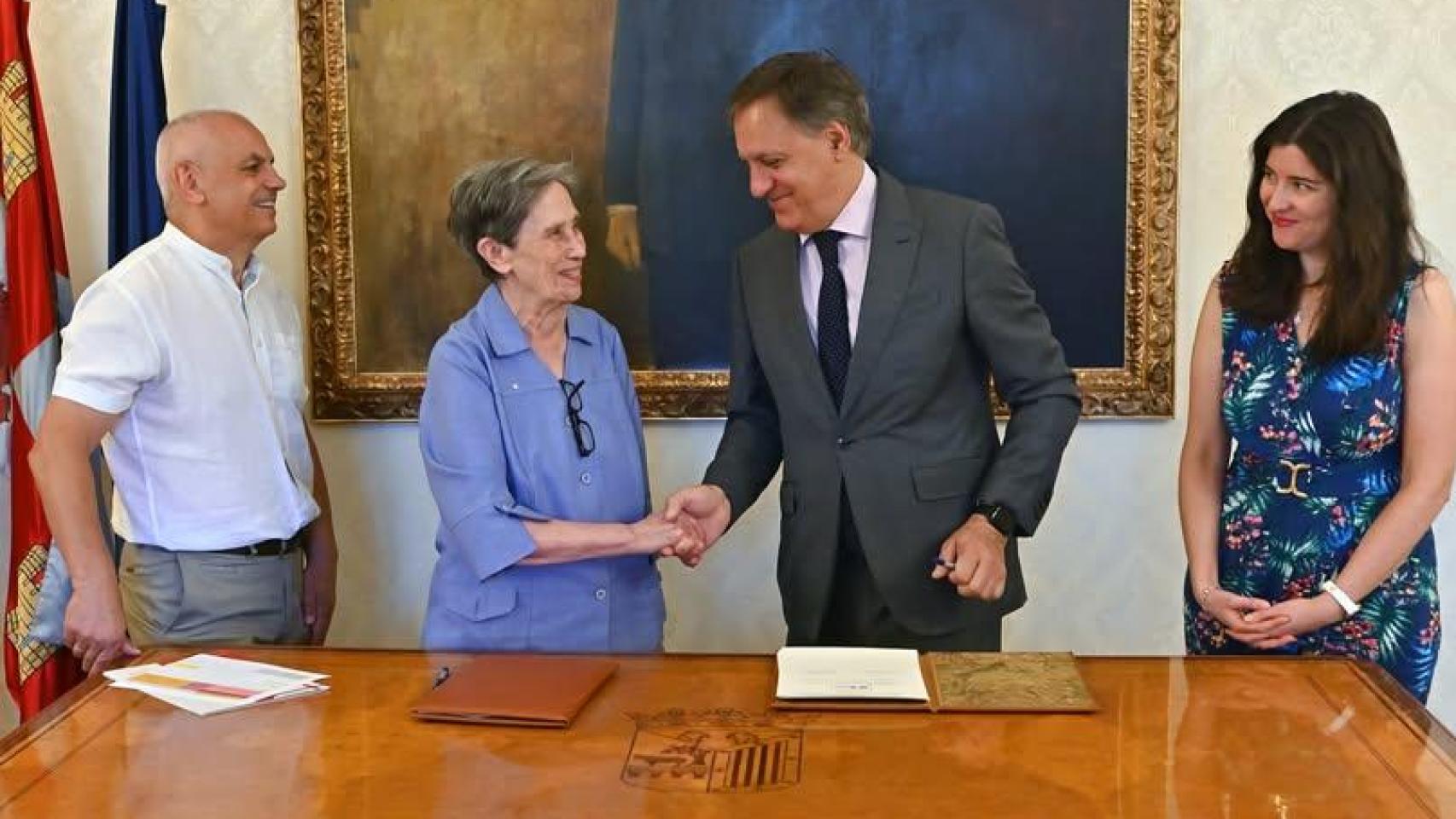 El alcalde de Salamanca, Carlos García Carbayo, junto a la concejala de Familia e Igualdad de Oportunidades, Miryam Rodríguez