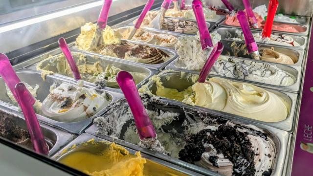Los diferentes helados que preparan en este premiado local en Altea.