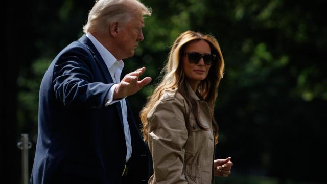 Donald J. Trump, y la primera dama, Melania Trump, caminan hacia el Marine One en el jardín sur de la Casa Blanca.
