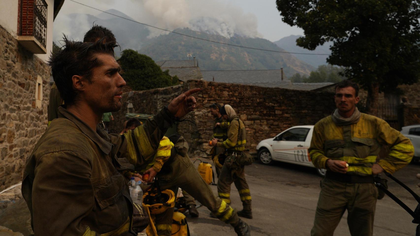 Bomberos forestales durante el incendio en Salientes (León)