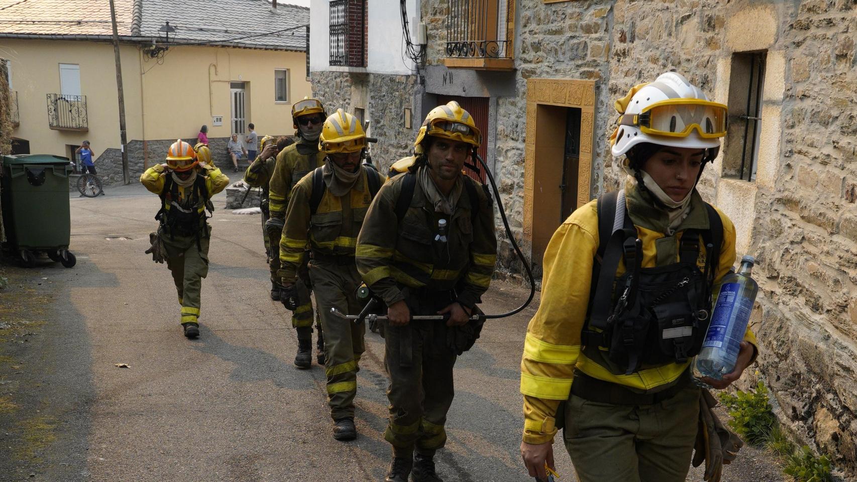 Varios bomberos forestales durante el incendio en Salientes (León)