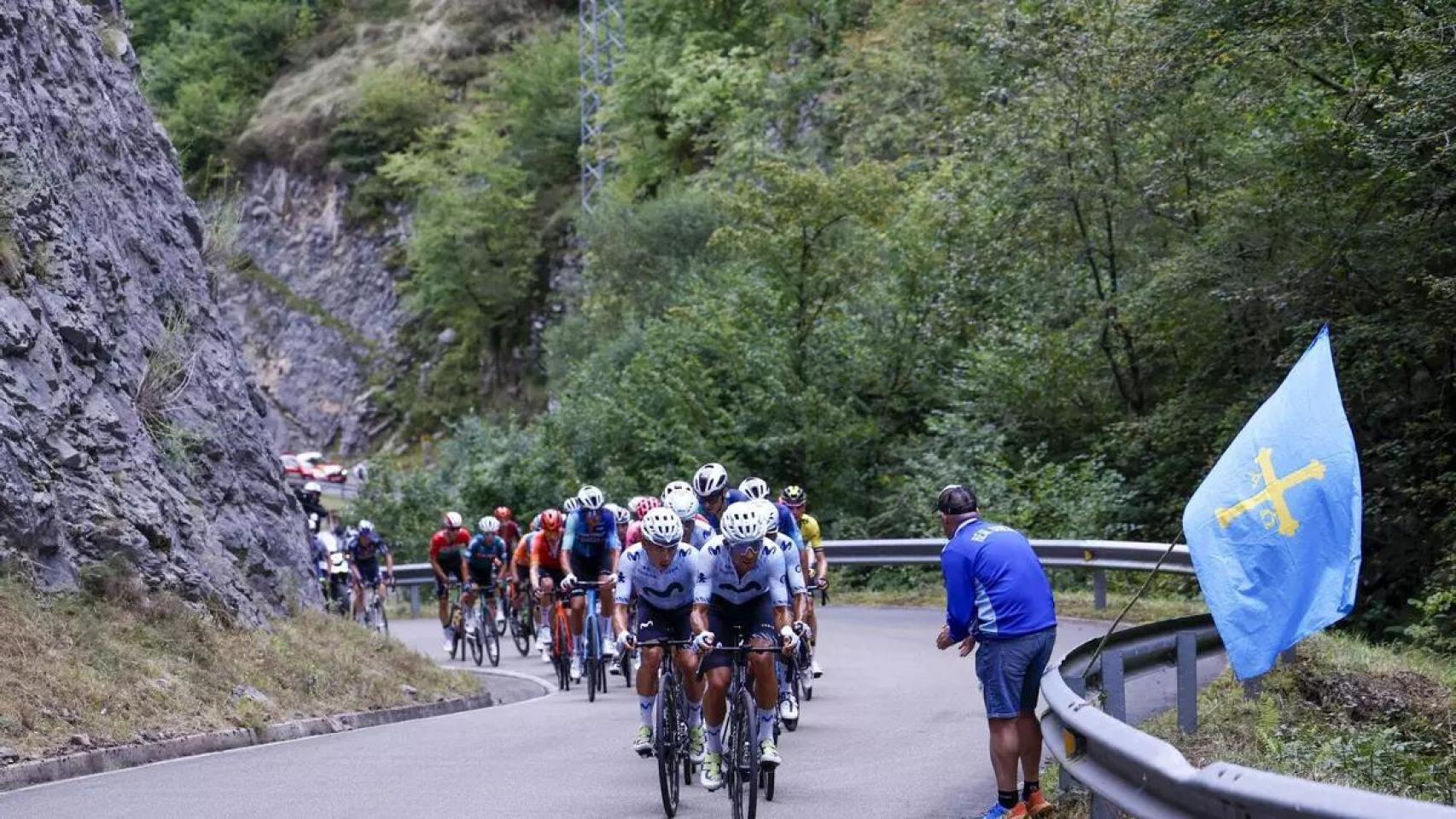 Los integrantes del pelotón durante etapa de la Vuelta ciclista a España de 2024 disputada entre Luanco y Lagos de Covadonga.
