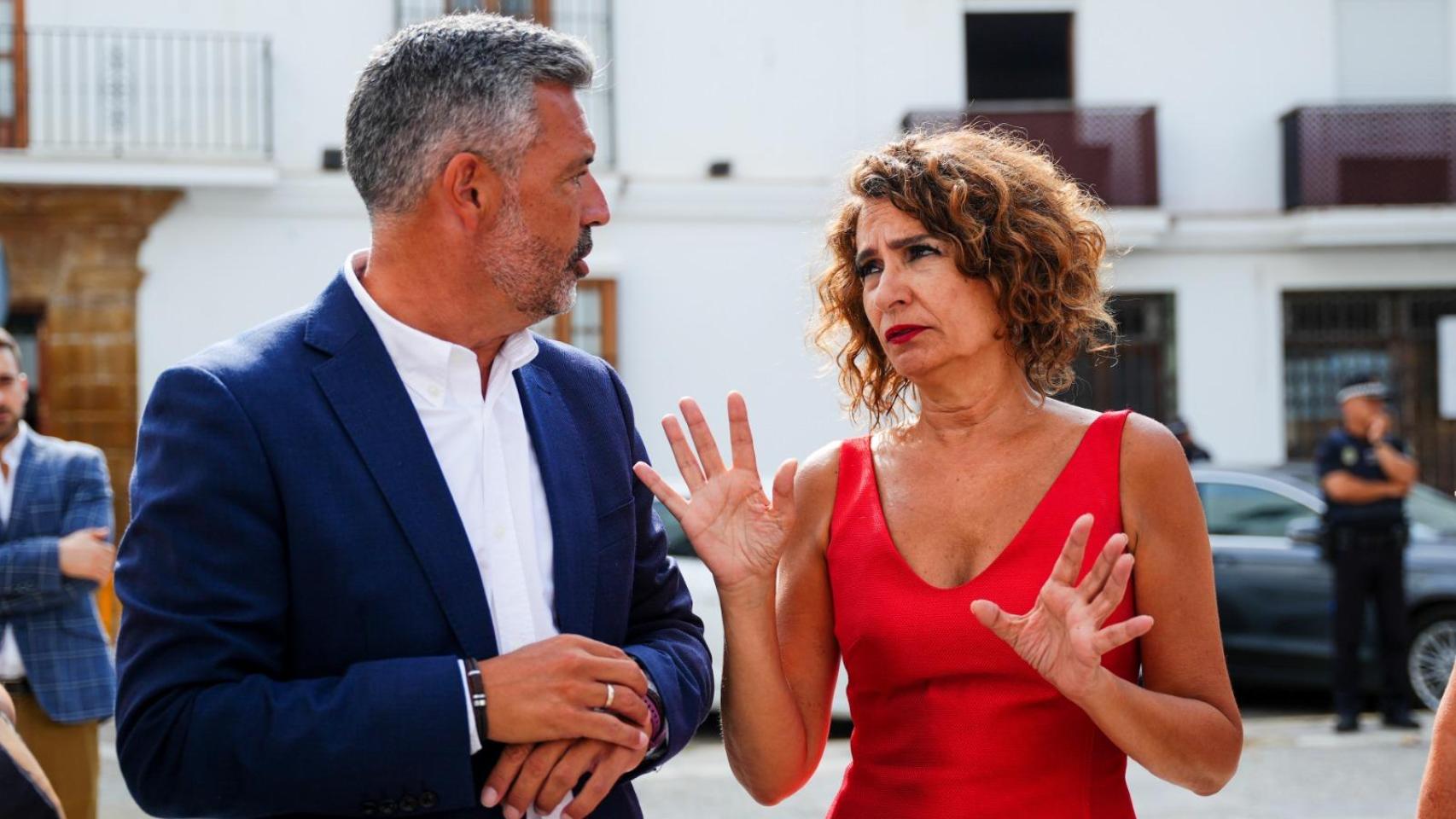 La vicepresidenta María Jesús Montero, este lunes en Rota, junto al alcalde de la localidad gaditana, José Javier Ruiz.