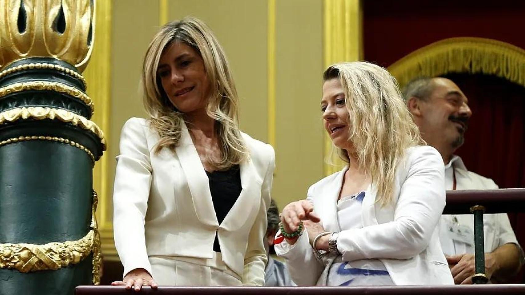 Begoña Gómez y Cristina Álvarez, en el Congreso.