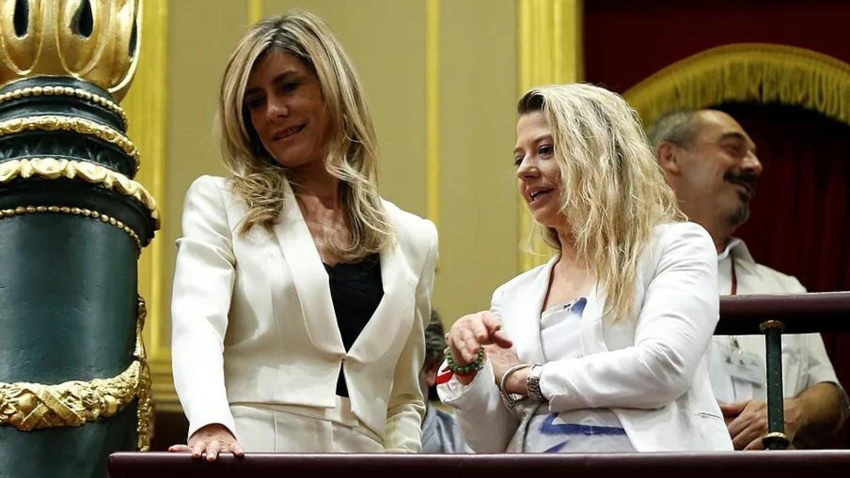 Begoña Gómez y Cristina Álvarez, en la tribuna de invitados del Congreso de los Diputados.