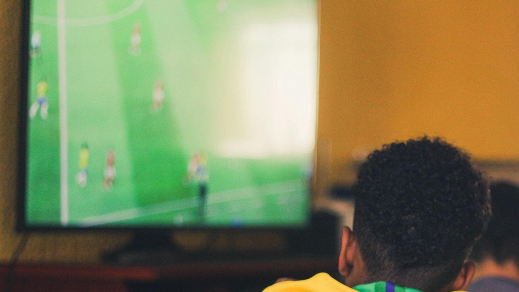 Partido de fútbol en un televisor