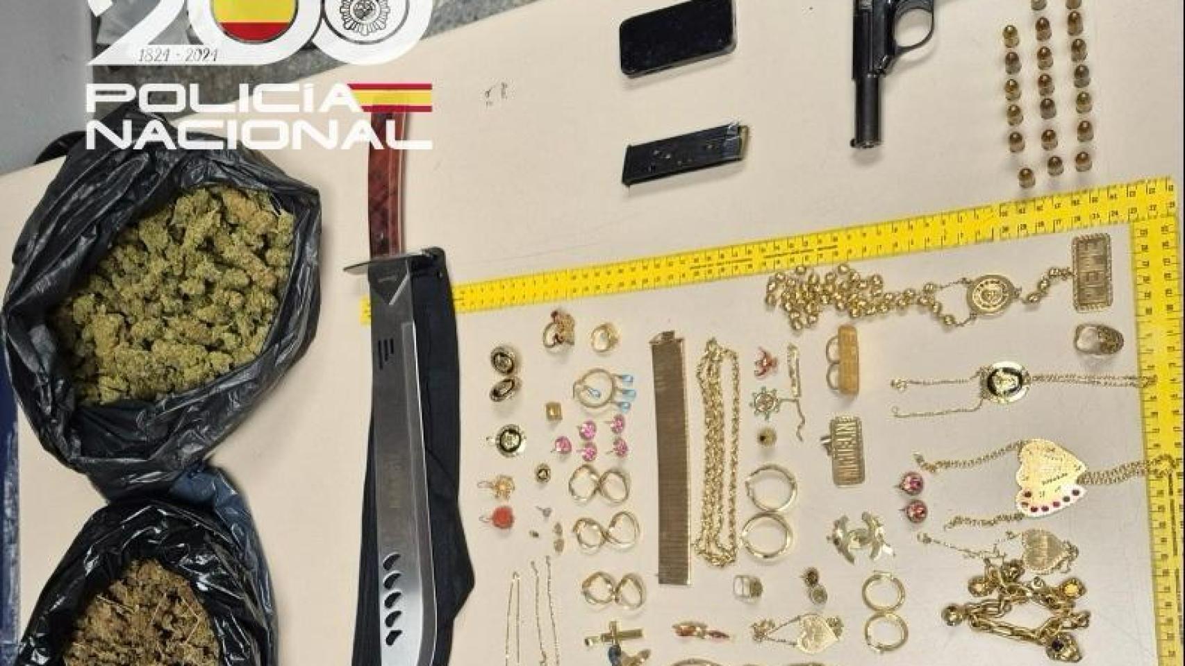 Parte del material incautado en un tiroteo en Su Eminencia.