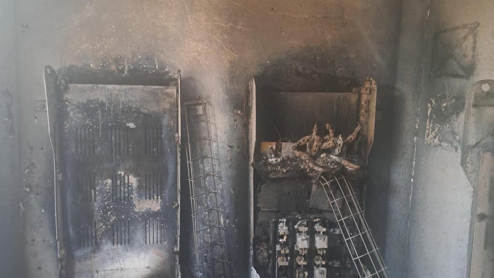 El centro de transformación de Endesa en el Polígono Sur completamente calcinado.