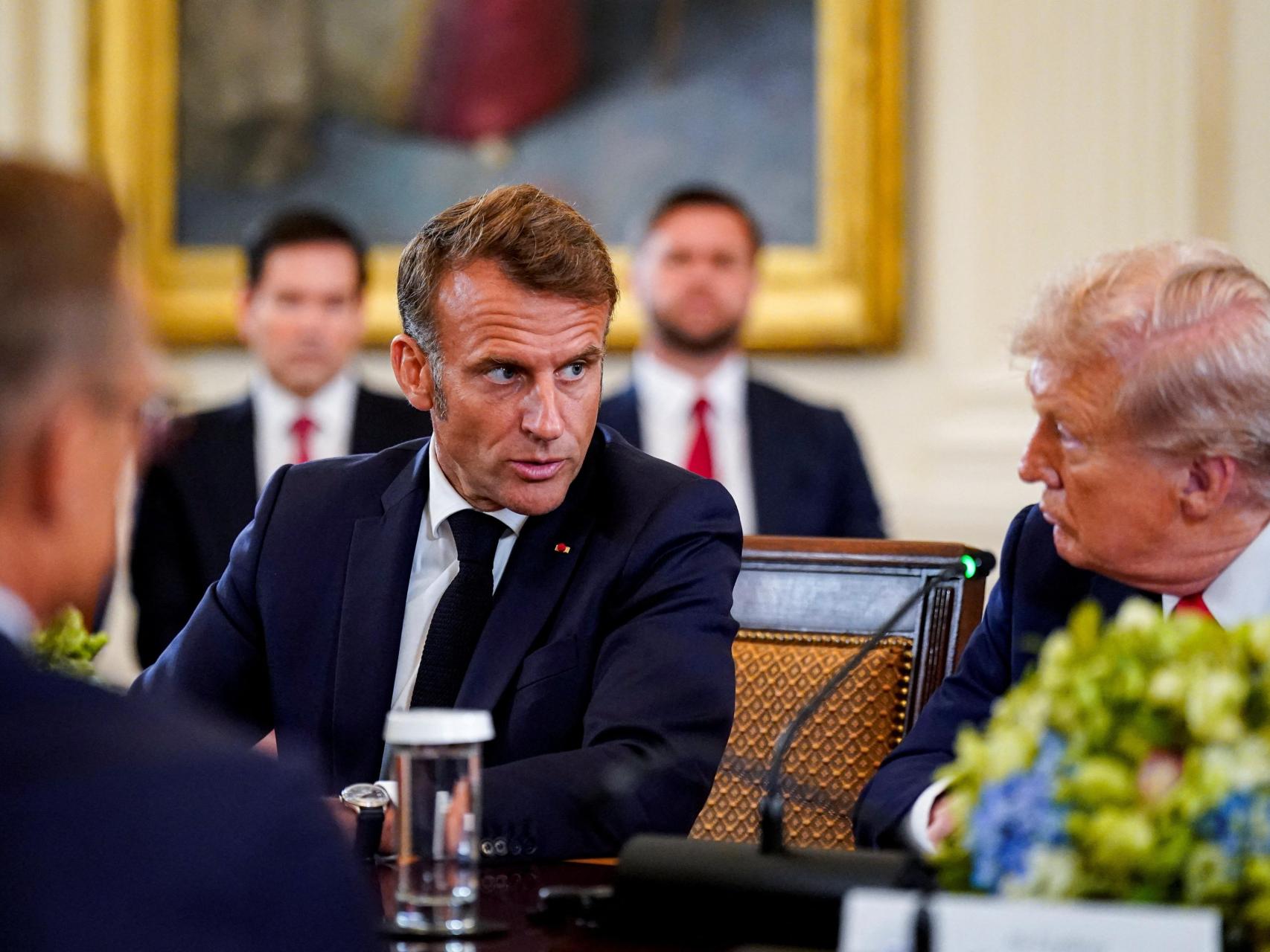 Emmanuel Macron habla con el presidente estadounidense durante la reunión de Washington.