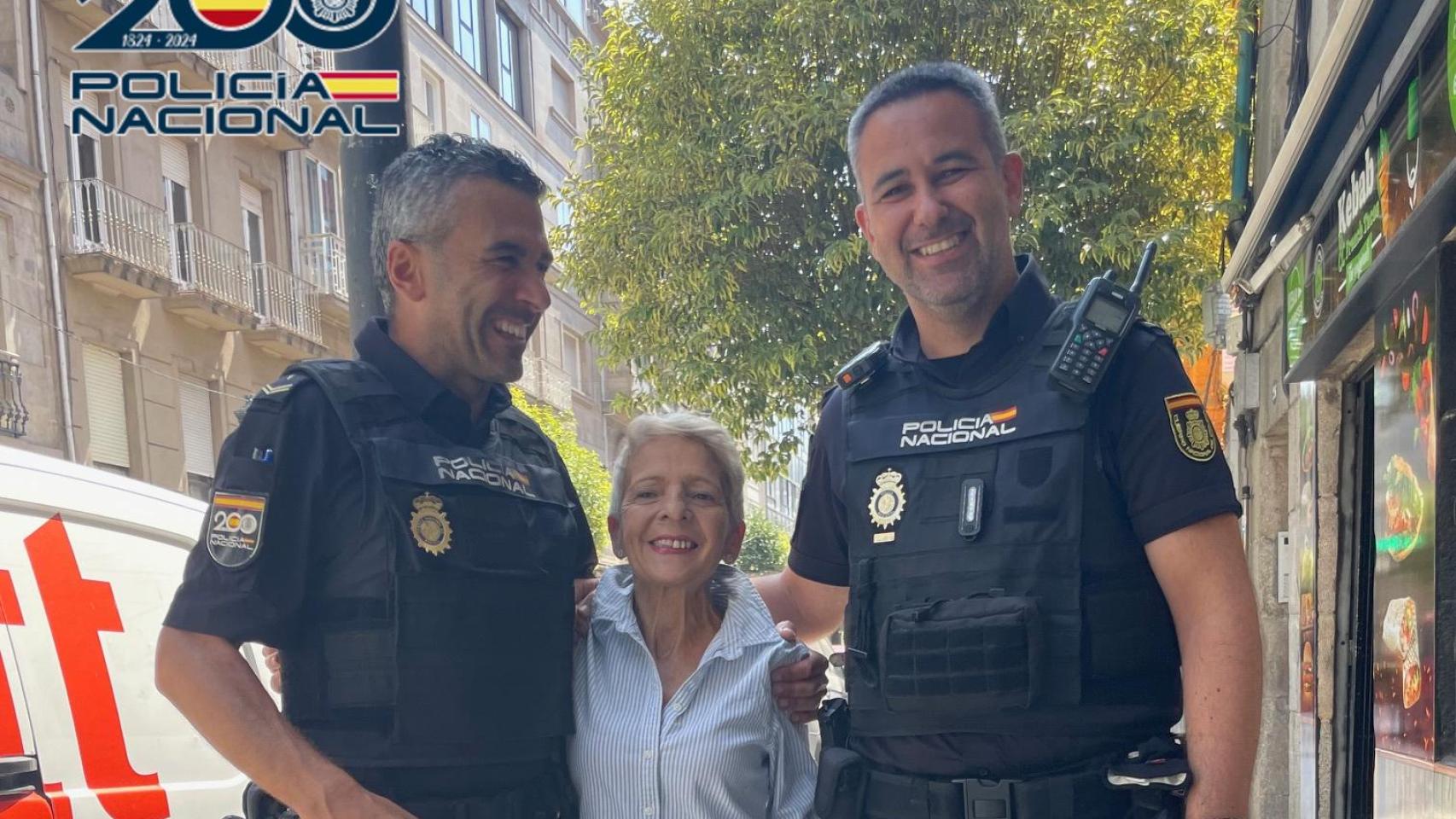 Agentes de la Policía Nacional que salvaron la vida a una mujer en la calle Venezuela de Vigo