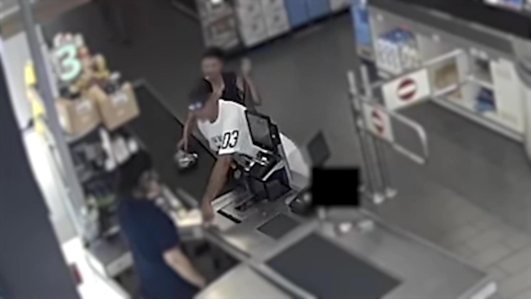 Imágenes del atraco captadas por las cámaras de seguridad.