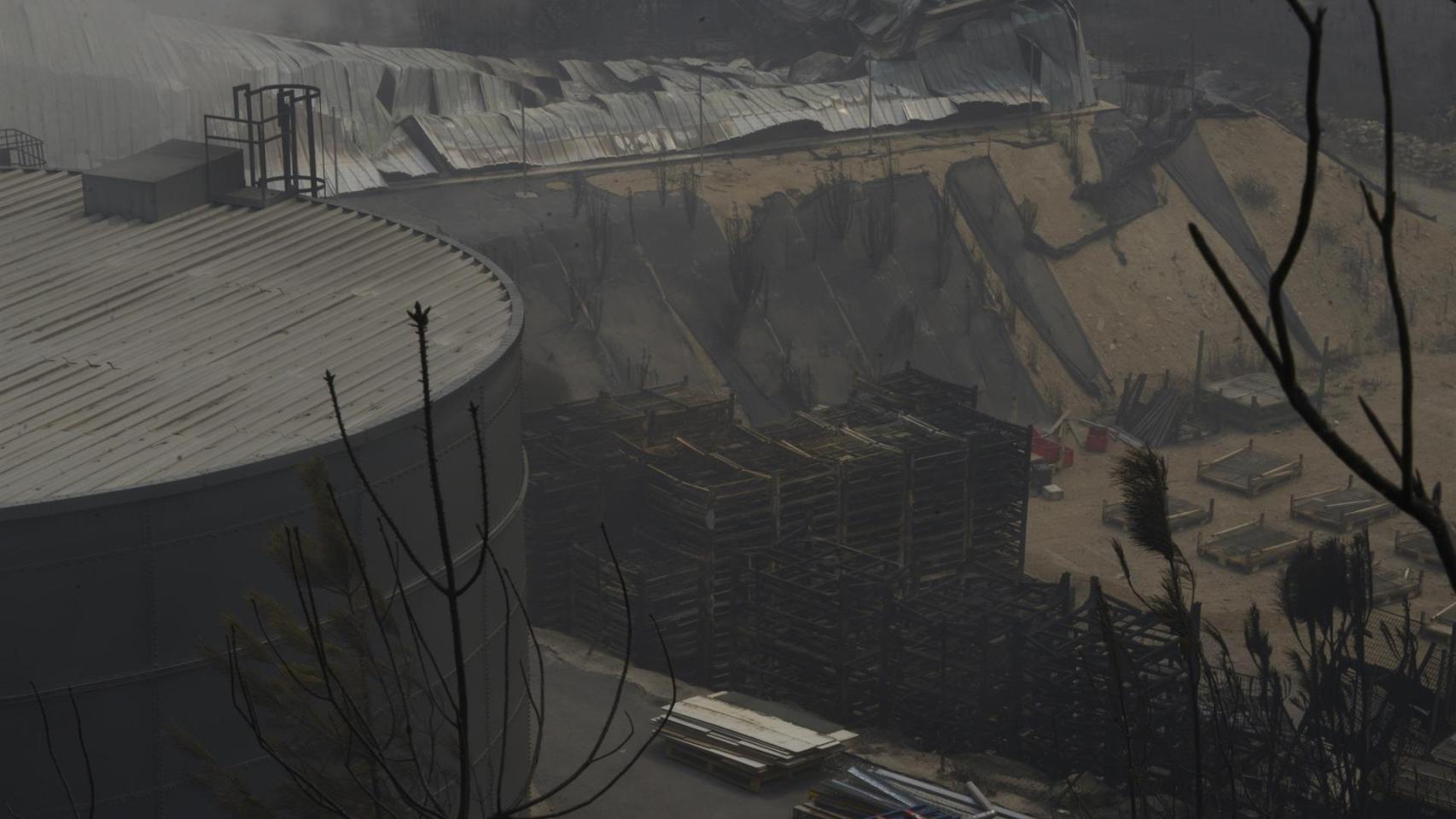 Vista de la Empresa Autoneum quemada por el fuego, en el polígono industrial de A Rúa, a 16 de agosto de 2025, en A Rúa, Ourense, Galicia (España)