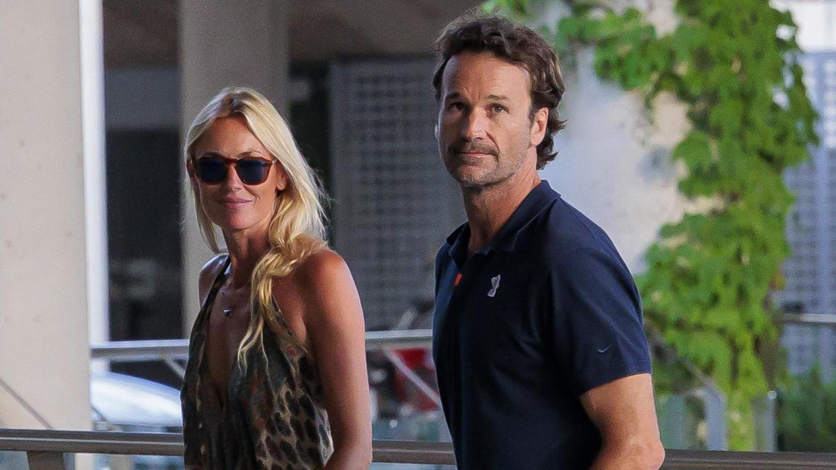 Carolina Cerezuela y Carlos Moyá, este pasado lunes, 18 de agosto, llegando al centro médico.