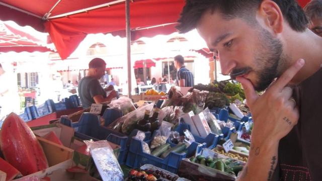 Camilo junto a un mercado durante su tour en España.