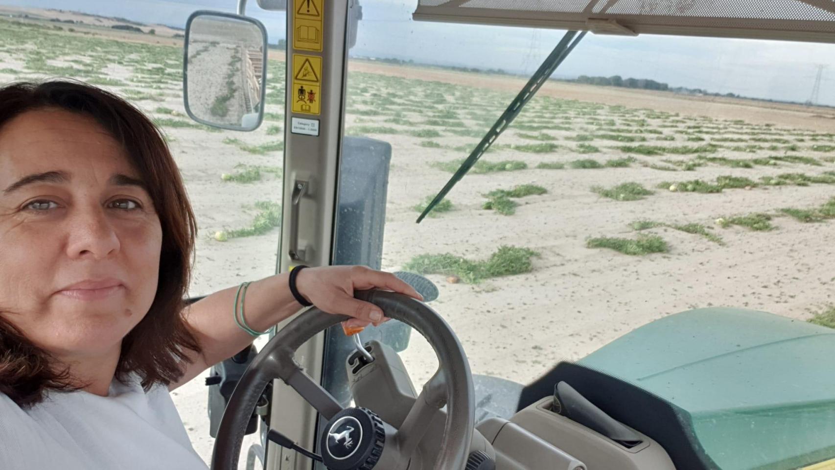 Conchi subida en su tractor.