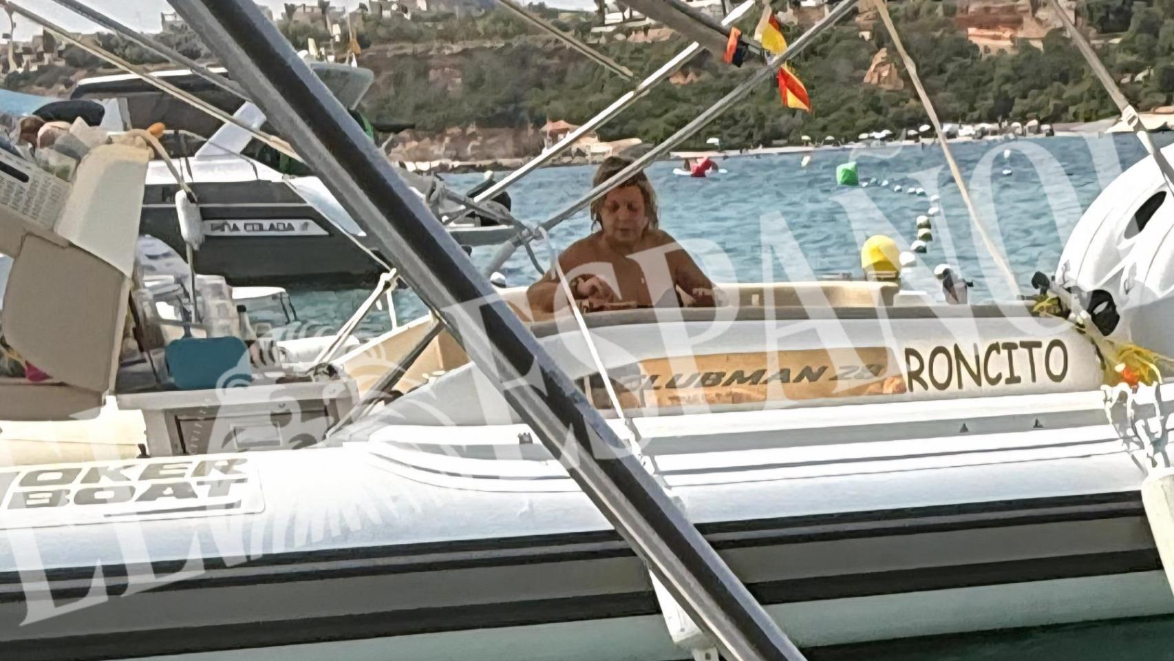 Terelu Campos, este pasado lunes, día 18, a bordo del barco del que disfrutó con unos amigos en Alicante.