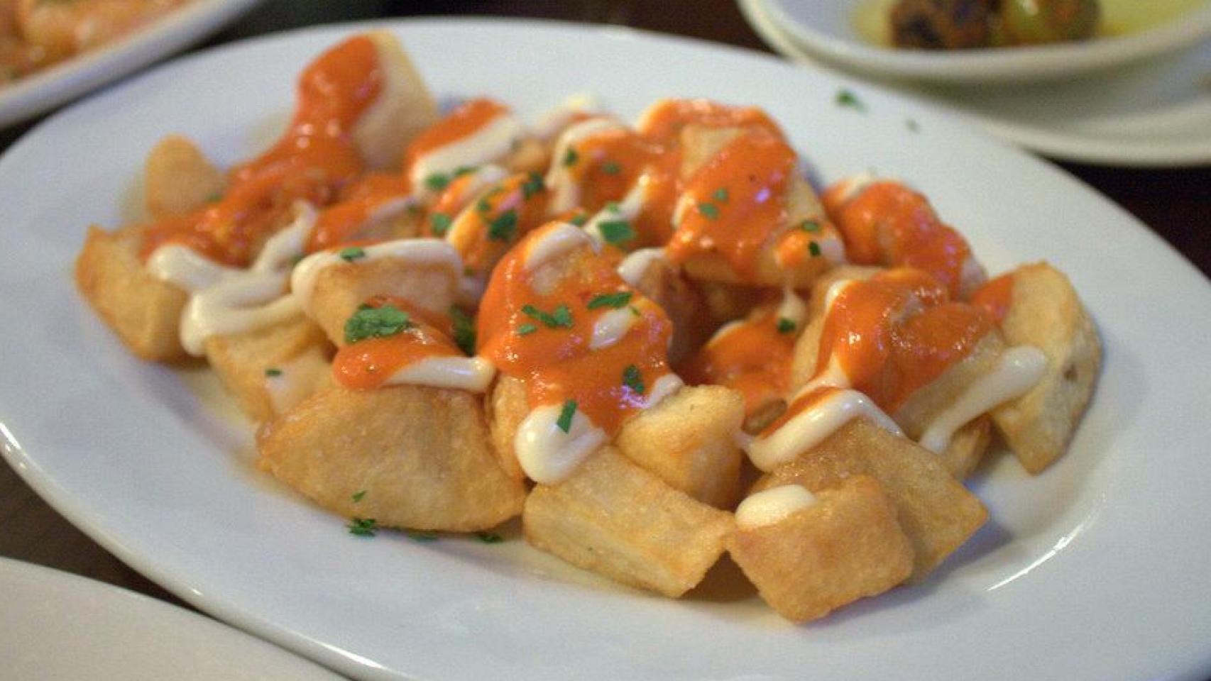 Un plato de patatas bravas