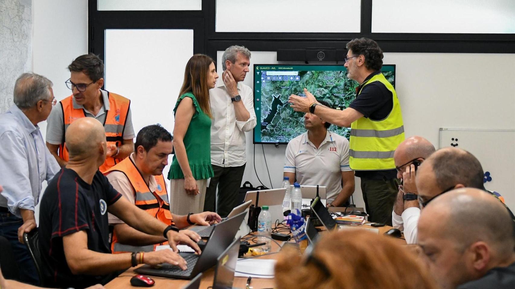 El presidente de la Xunta, Alfonso Rueda, visita el centro de coordinación operativa (Cecop) provincial para hacer el seguimiento de la situación de los incendios. Imagen de archivo