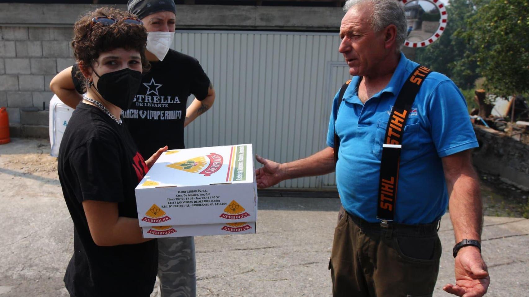 Un colectivo formado por más de una quincena de personas procedentes del Mercado de Abastos de Ponferrada, ayudan en Oencia con víveres y medicinas