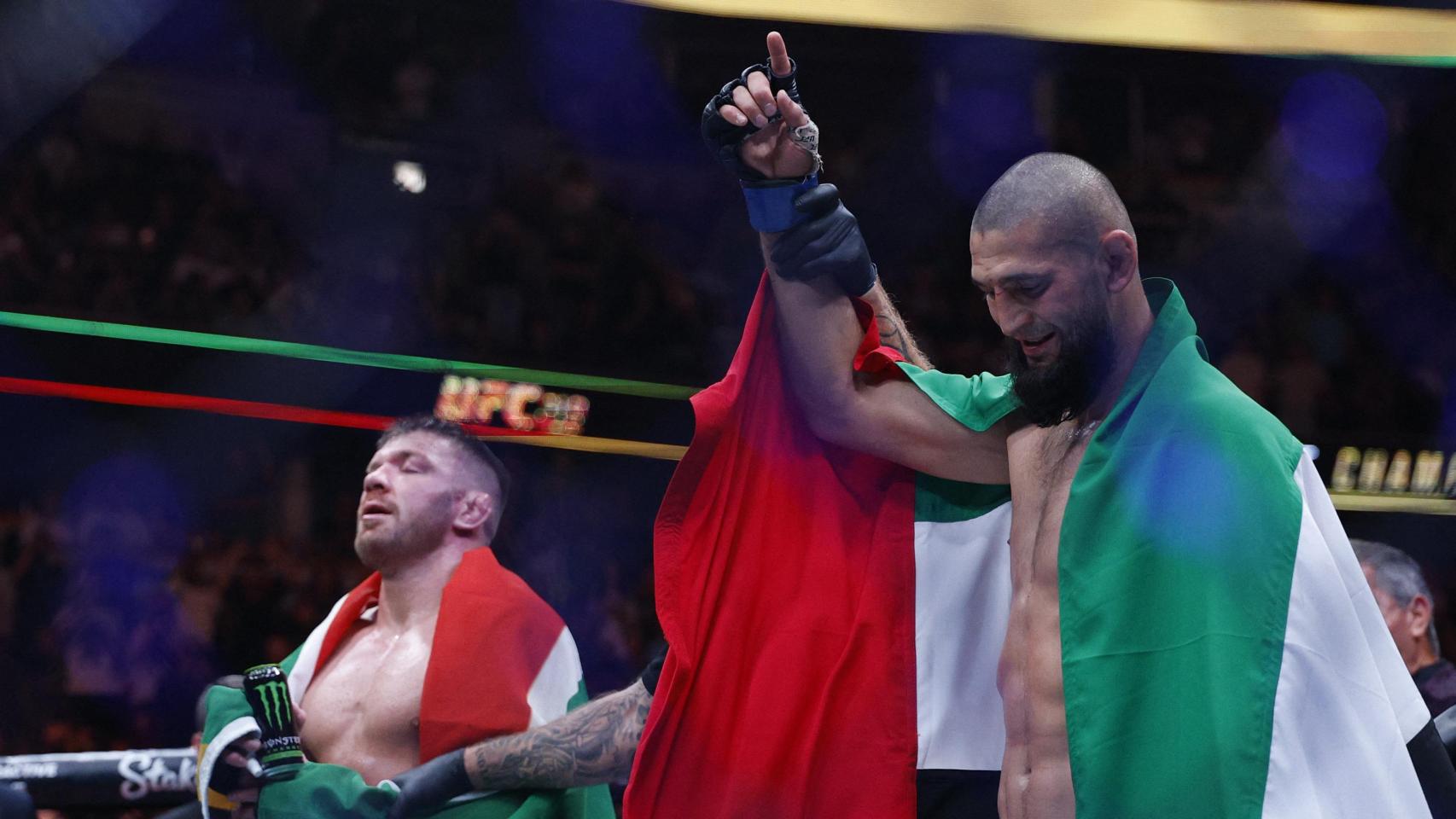 Khamzat Chimaev celebra su victoria contra Du Plessis